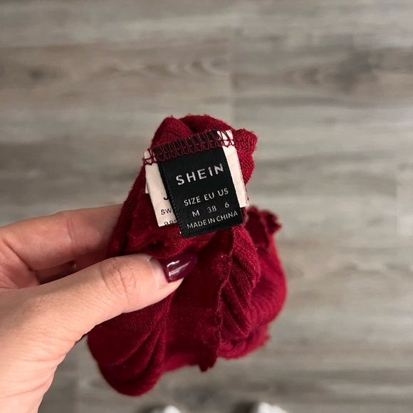 ❗️LAST CHANCE ❗️Red Ribbed Button-Up Crop Top - Picture 4 of 4